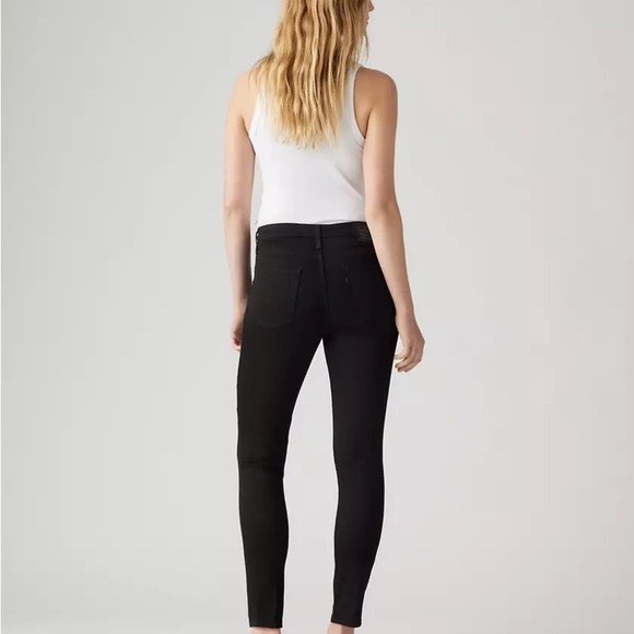 Levi's Denim - Levi's 721 High Rise Skinny Jeans (size 26)